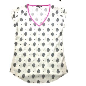 Express White Blouse Black & White Pattern hot  Pink Trim V neck cap sleeves XS